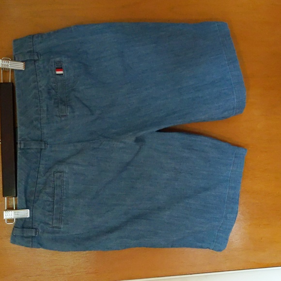 Tommy Hilfiger women's size 8 Bermuda/long shorts - Picture 2 of 3